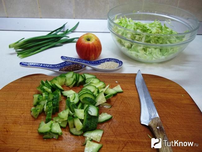 Огурцы нарезаны полукольцами