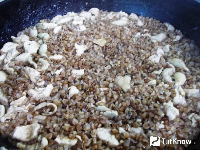 Готовая тушеная гречка с курицей на сковороде