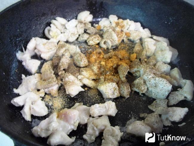 Мясо приправлено специями