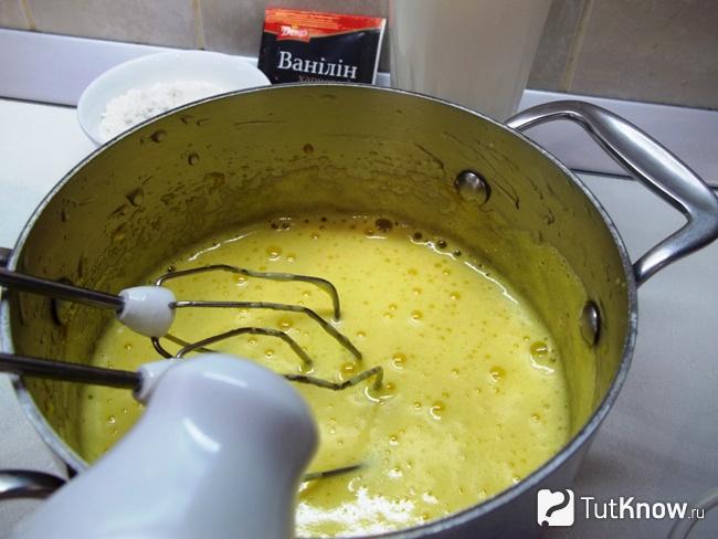 Яйца с сахаром взбиты и добавлена соль
