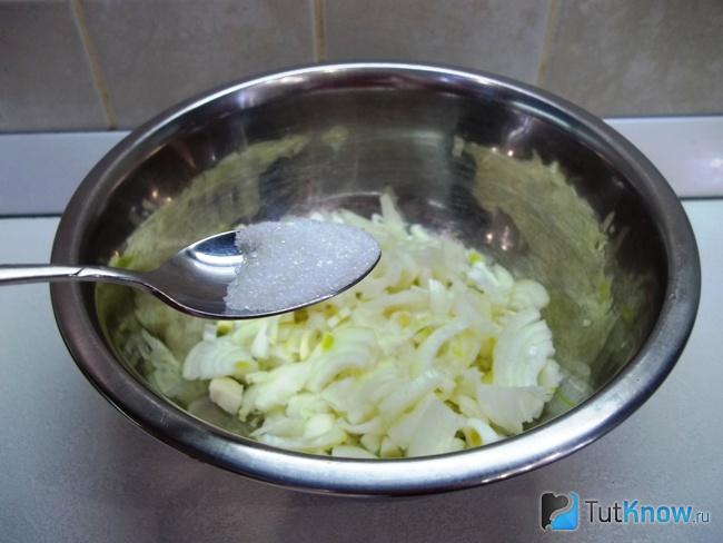 К луку добавлен сахар