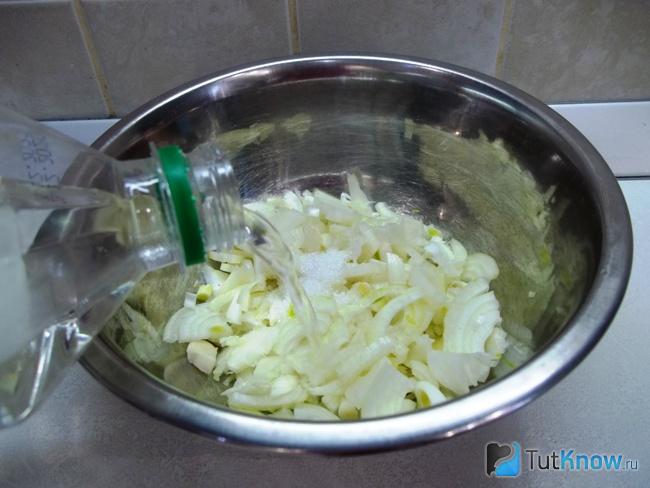 К луку влит уксус
