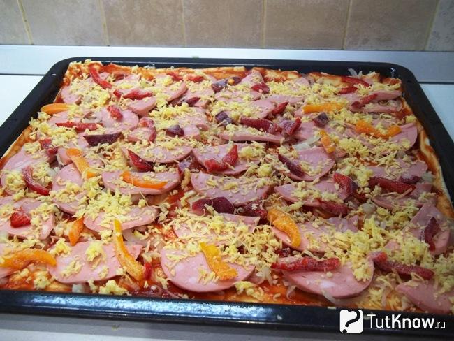 Пирог присыпан сыром и отправлен в духовку