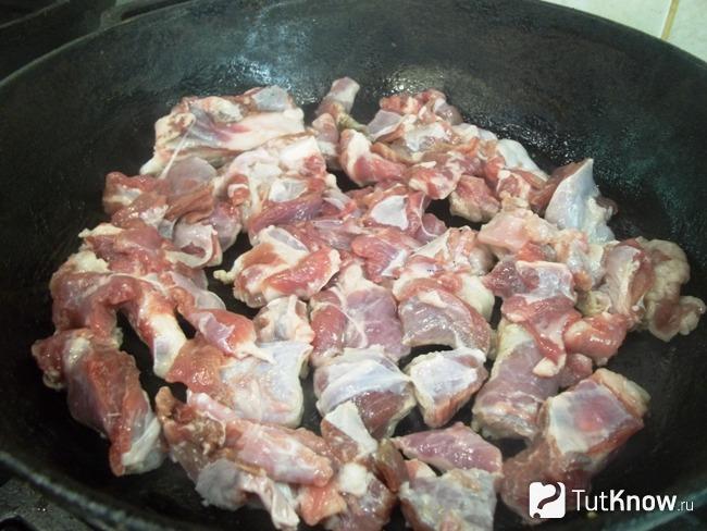 Мясо жарится в сковороде