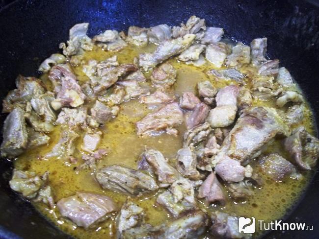 Мясо тушится