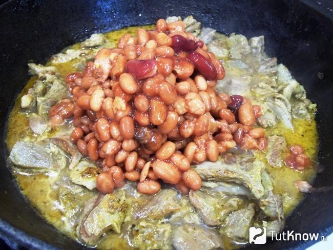 К мясу добавлена консервированная фасоль