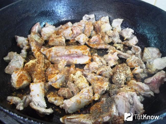 Мясо приправлено специями