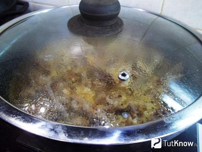 Мясо тушится под крышкой
