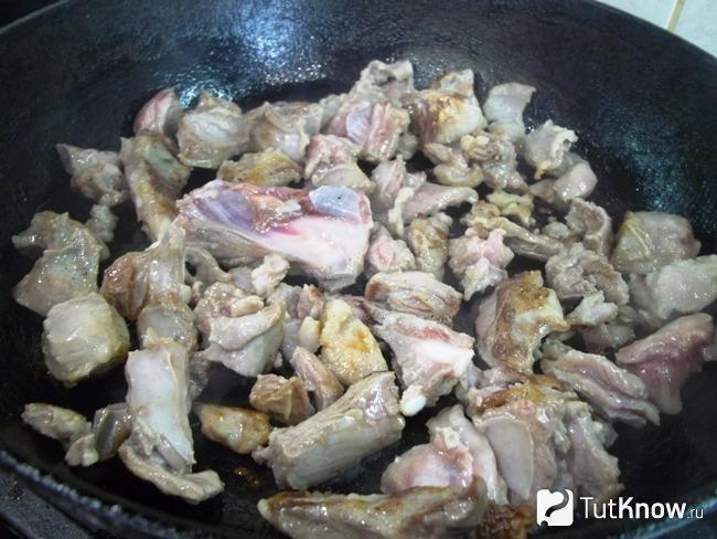 Мясо жарится в сковороде