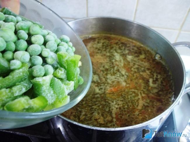 В суп добавлен зеленый горошек и болгарский перец