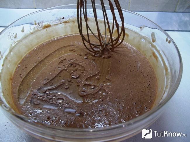Тесто вымешано и добавлено масло