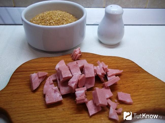 Колбаса нарезана кусочками