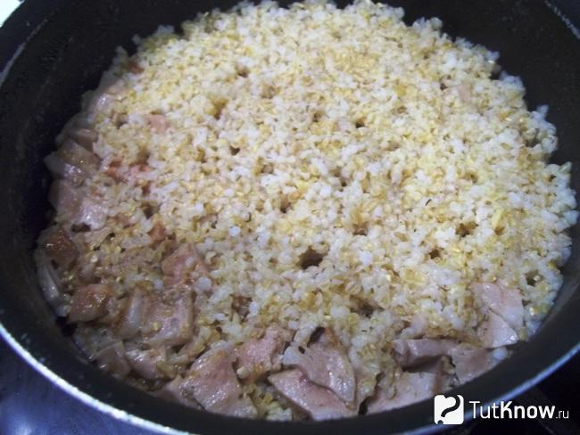 Готовая гречка с колбасой на сковороде