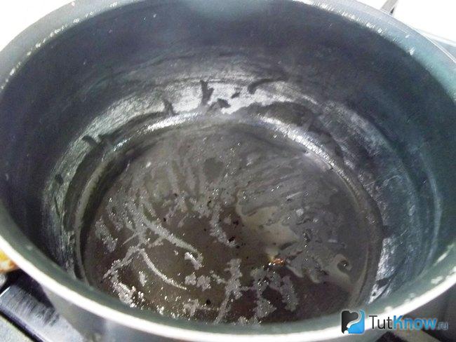 В сковороду налито масло
