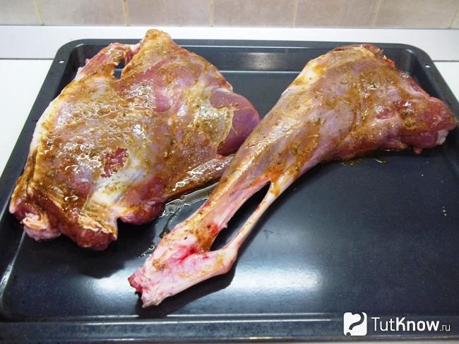 Нога козья обмазана маринадом