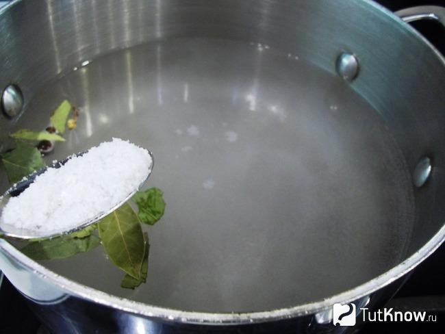 В кастрюлю с водой добавлена соль