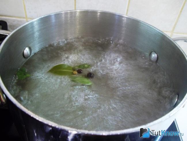 Вода доведена до кипения