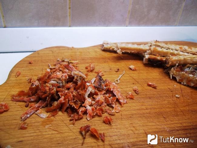 С хребтов лосося снято мясо