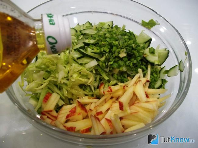Яблоки нарезаны соломкой