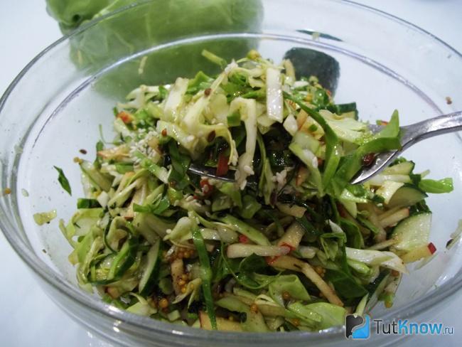 Готовый салат из капусты, огурца и яблок