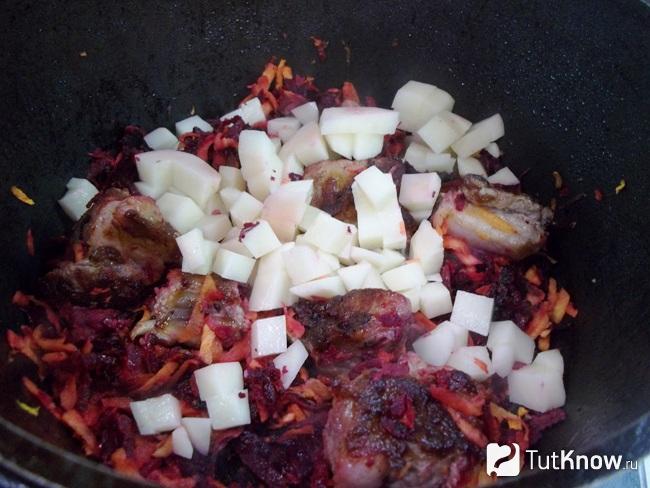 В сковороду добавлен нарезанный картофель