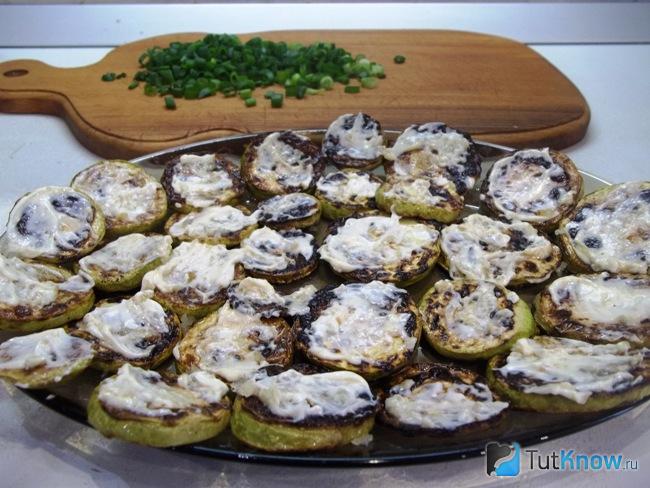 Кабачки смазаны майонезом