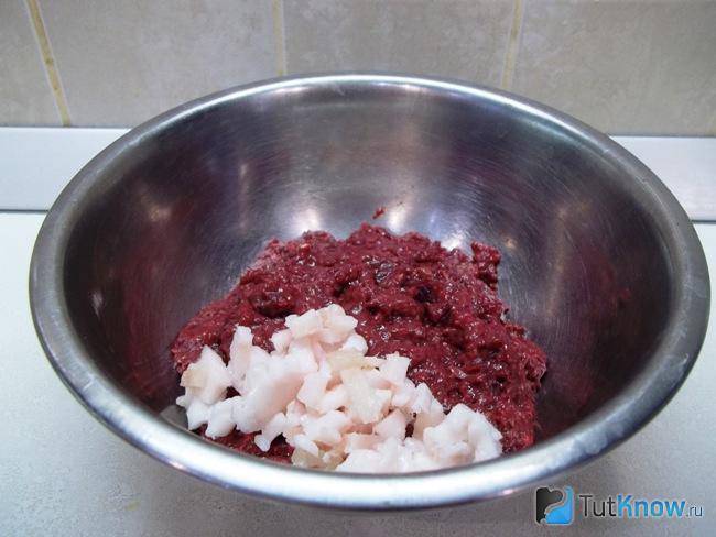 К субпродуктам добавлено нарезанное кубиками сало