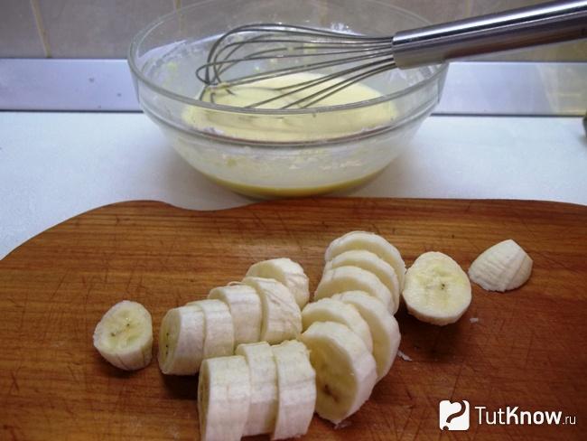 Бананы нарезаны кусочками