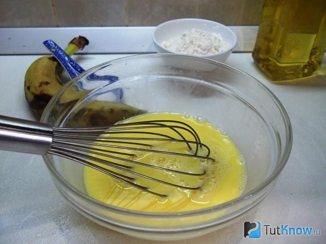 Продукты перемешаны венчиком
