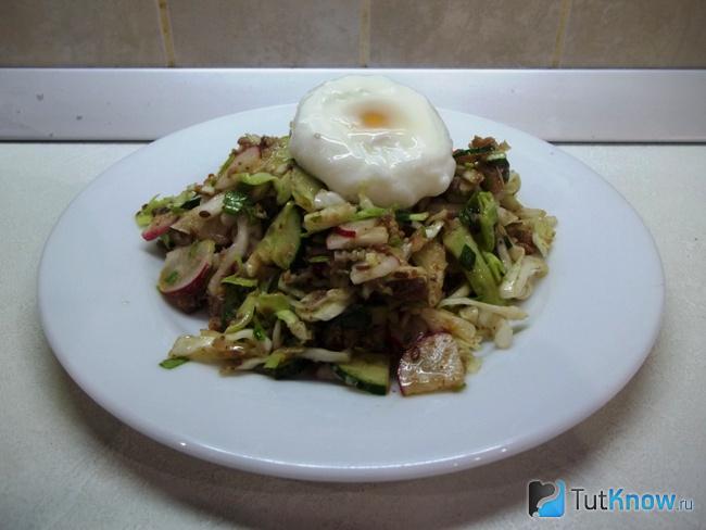 Готовый овощной салат с консервированной скумбрией и яйцом-пашот