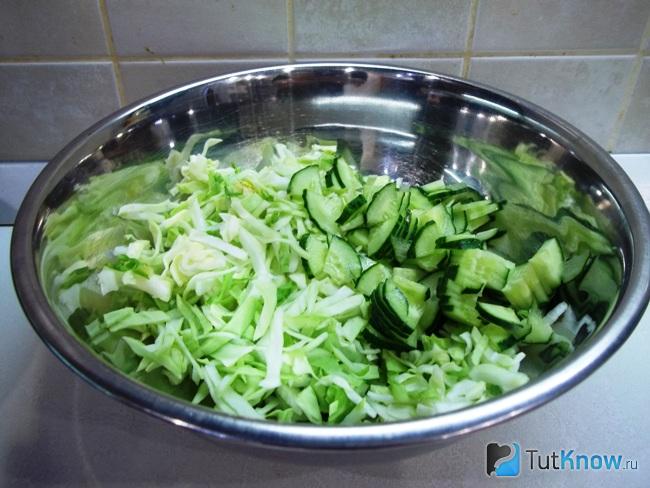 Огурцы нарезаны полукольцами