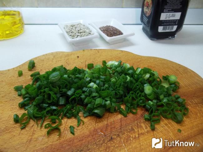 Зеленый лук измельчен