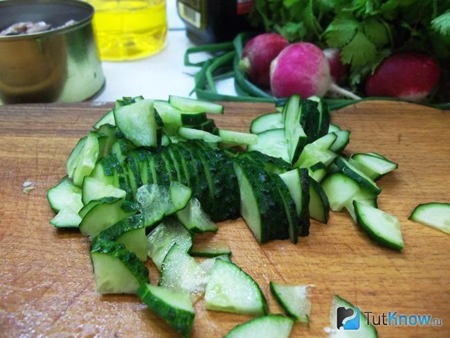 Огурцы нарезаны полукольцами