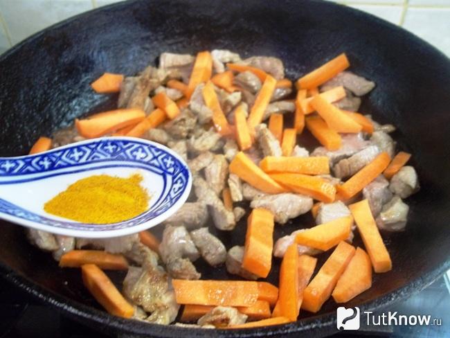 мясо с морковью приправлены шафраном молотым