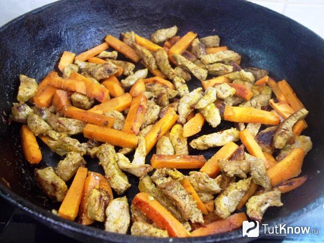 Мясо жарится с морковью