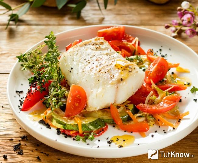 Запеченная треска с овощами