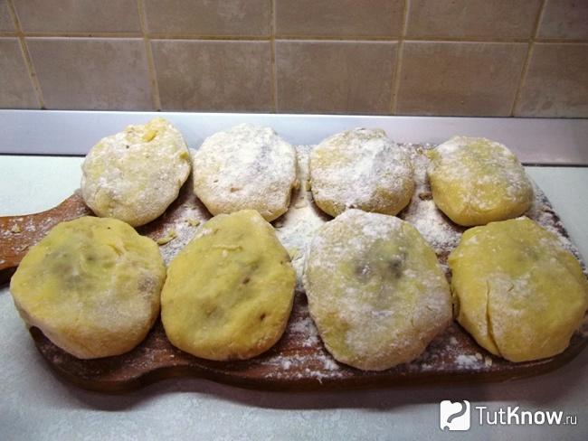 Сформированы оладьи и панированны мукой