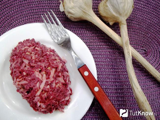 Готовый свекольный салат с яйцом и чесноком