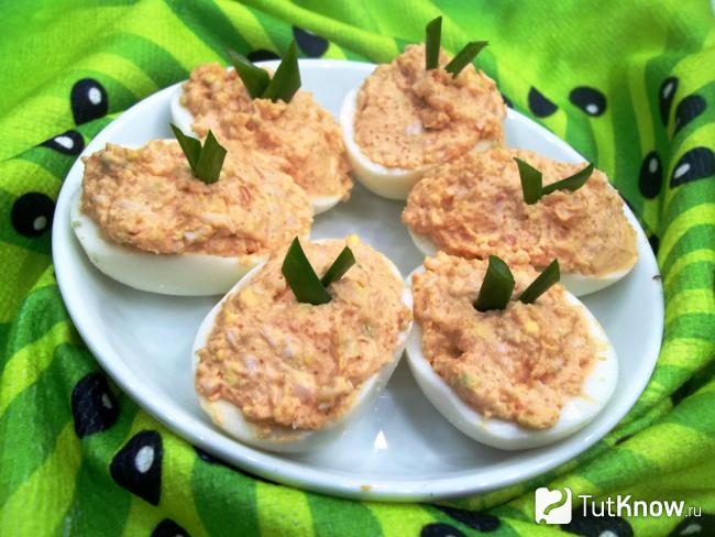 Готовые фаршированные яйца крабовыми палочками и икорной пастой