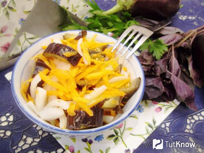 Готовые баклажаны с морковью и луком