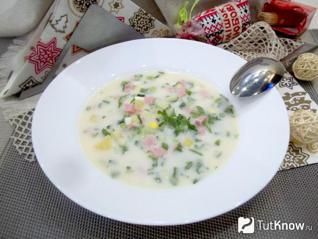 Готовая окрошка на лимонной воде с колбасой и сметаной
