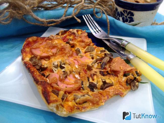 Готовая тонкая пицца с маринованными грибами и колбасой