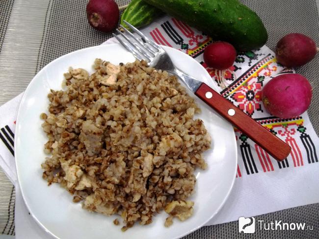 Готовая тушеная гречка с курицей на сковороде