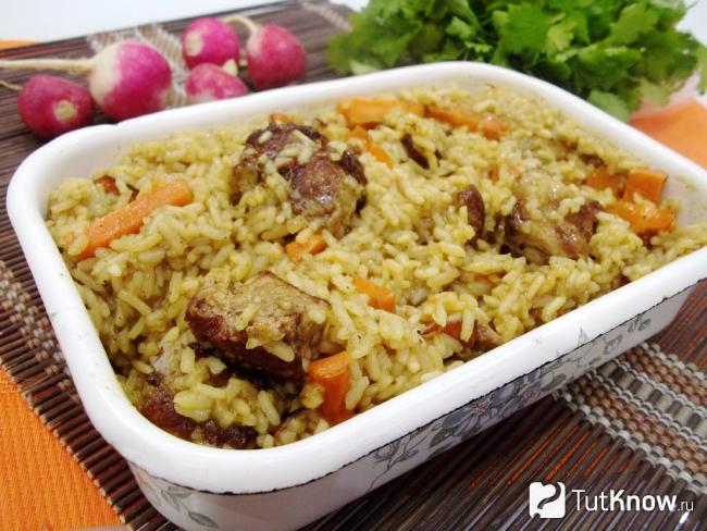 Готовый рис со свининой на сковороде