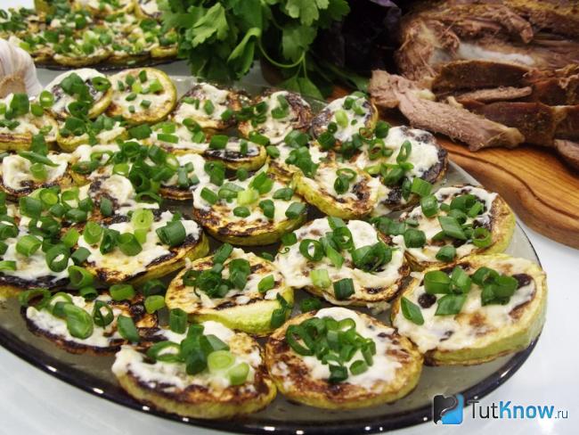 Готовые жареные кабачки с чесноком и майонезом