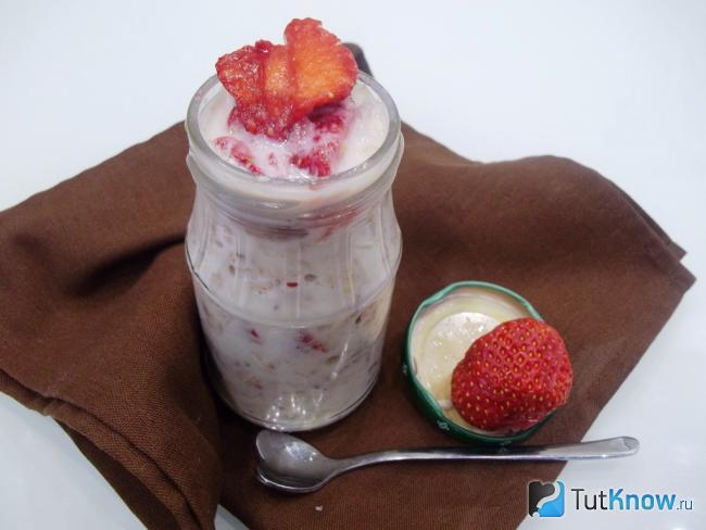 Готовая ленивая овсянка в банке с клубникой