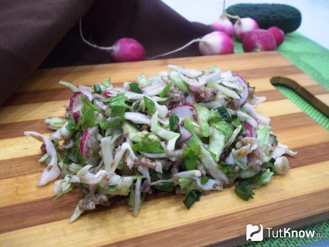 Готовый салат с капустой, огурцом и консервированной скумбрией