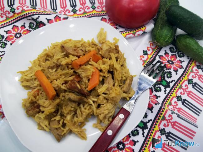 Готовые жареные макароны с мясом на сковороде