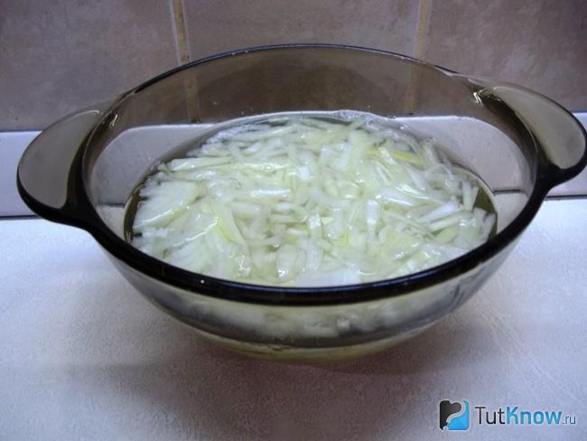 Репчатый лук очищен