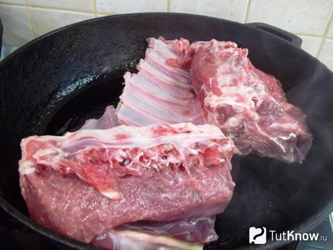 Мясо жарится в сковороде